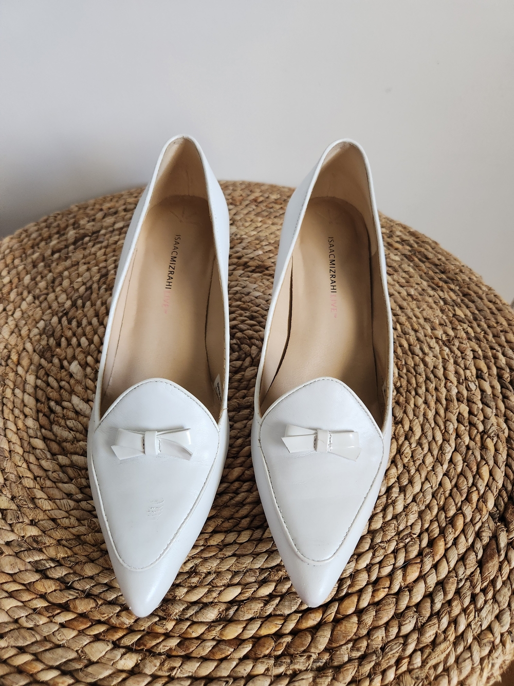Isaac Mizrahi White Pointed Bow Flats